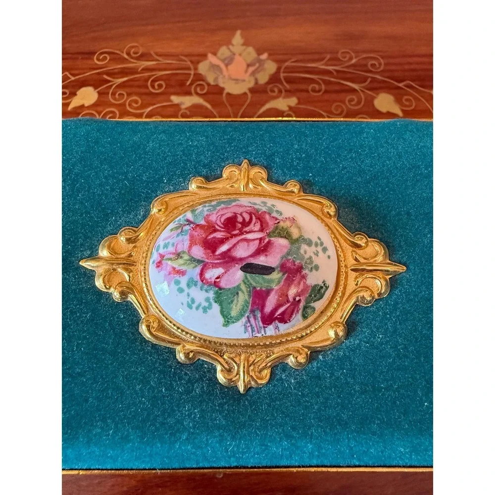 Vintage Japan Velvet Jewelry Box - Music Box with Gold‎ Ormolu & Rose Lid